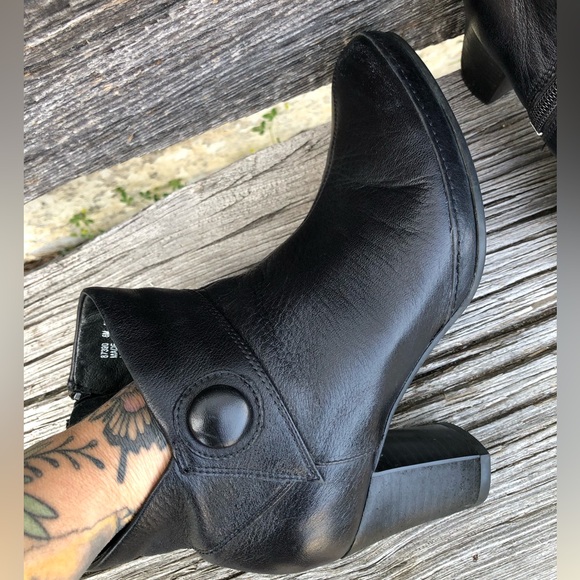 Clarks Artisan women’s 6 Black leather ankle boots Booties 87390 side zip heels - Picture 11 of 12